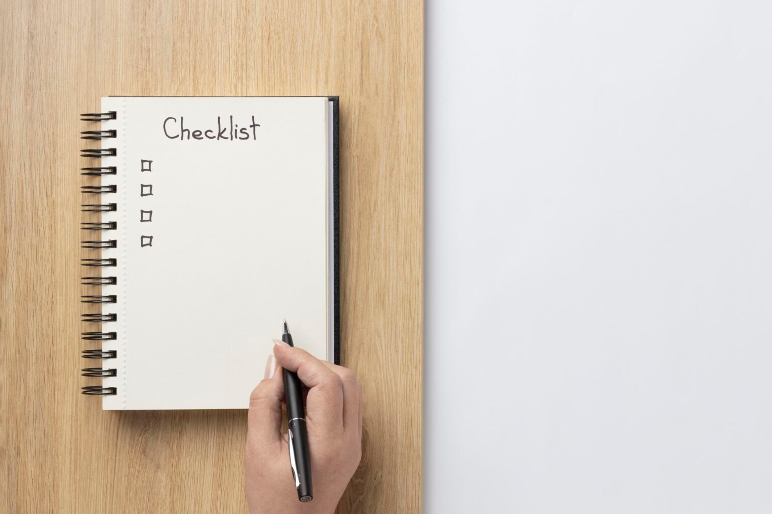 Caderno com checklist sobre a mesa